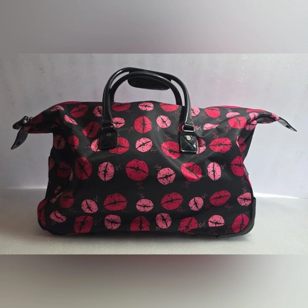 RARE Betsey Johnson Lips Kiss Print Rolling Bag Carry On Weekender Roll Luggage💋 - Picture 2 of 12